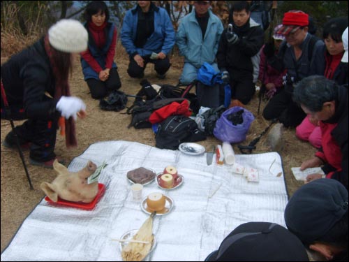 산악회에서 산제를 지내고 있습니다. 